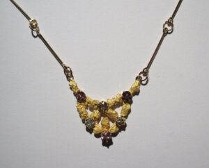 Berylli Ametisti ja kultahippu Riipus Alhonen Antaa