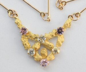 Lemmenjoen Berylli Ametisti ja kultahippu Riipus Alhonen