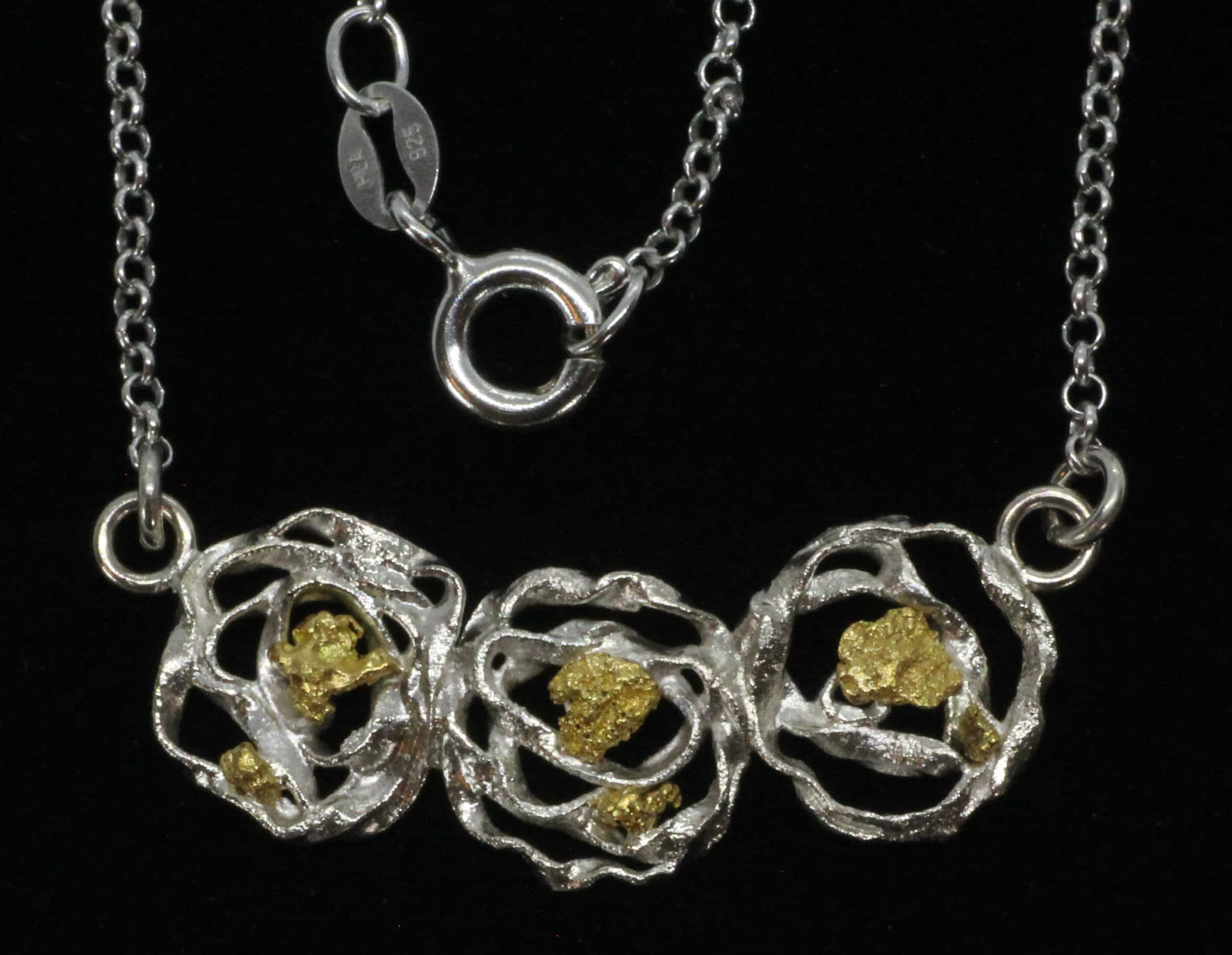 Kipinä Kaulakoru kultahipuilla Hopeija-design Inari - Image 3