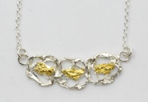 Kipinä Kaulakoru kultahipuilla Hopeija-design Inari