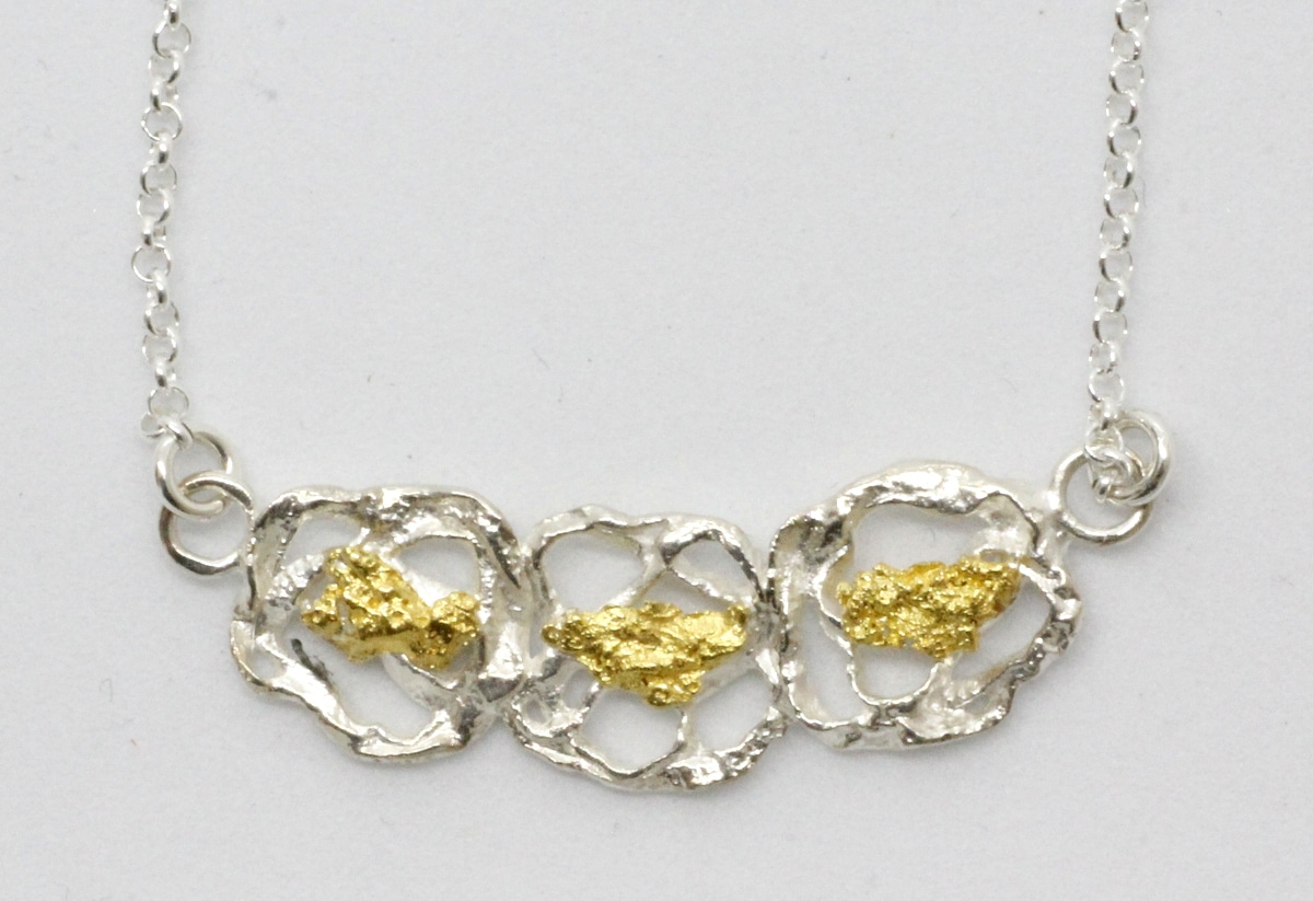 Kipinä Kaulakoru kultahipuilla Hopeija-design Inari