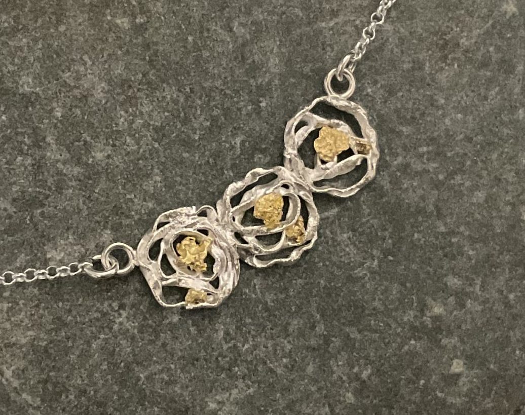 Kipinä Kaulakoru kultahipuilla Hopeija-design Inari - Image 2