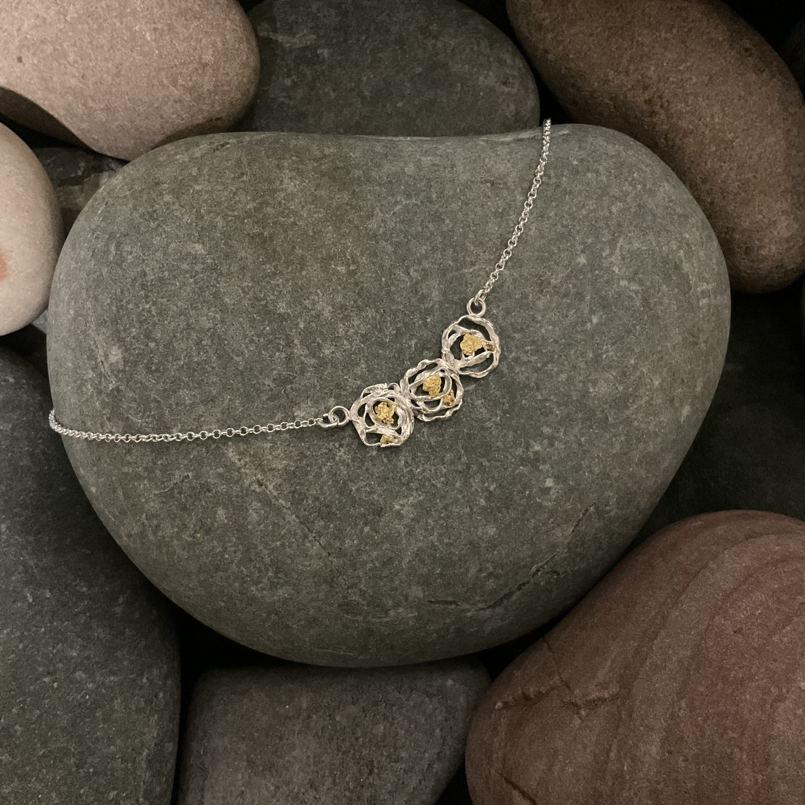 Kipinä Kaulakoru kultahipuilla Hopeija-design Ivalo