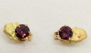 Lemmenjoki Granaatti 4mm ja kultahippu 5mm Korvakoru 2kpl