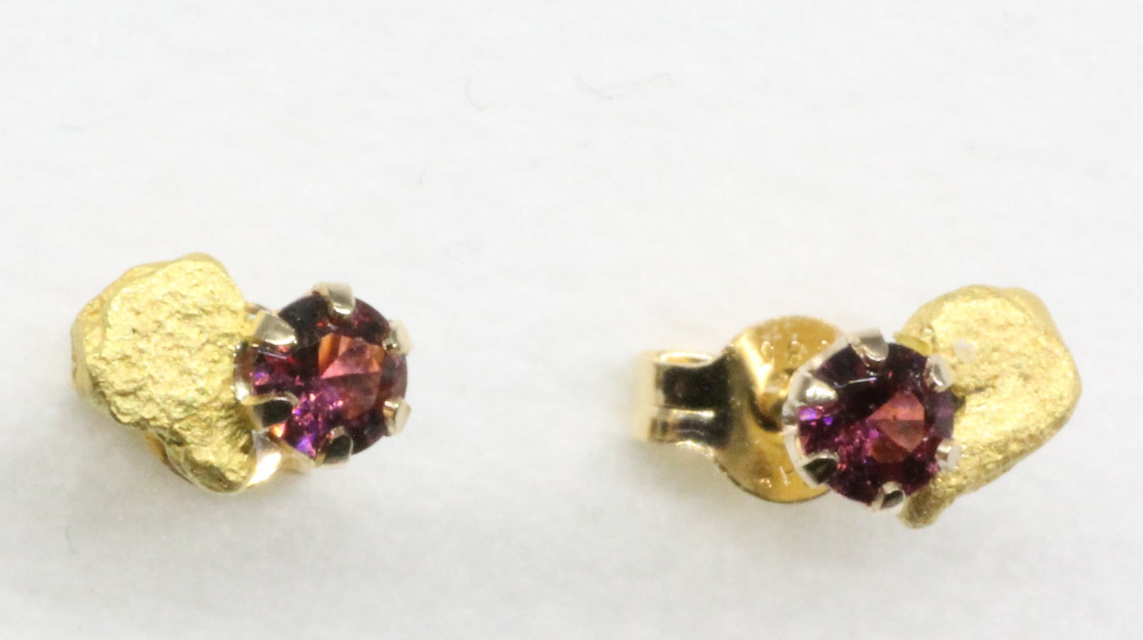 Granaatti korvakorunapit-kultahiput 5mm Lemmenjokikoru Alhonen