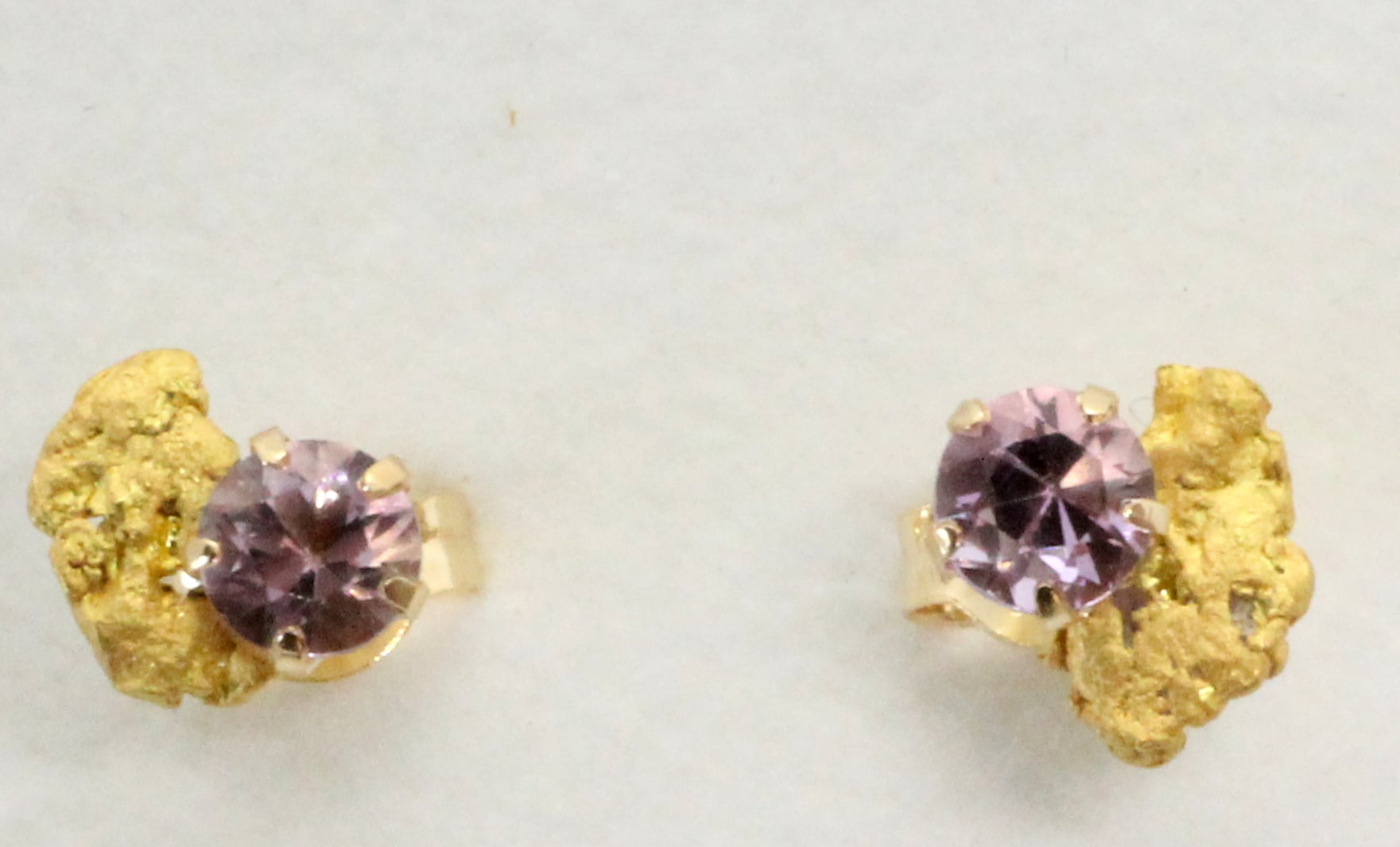 Ametistikorvanapit- kultahippu 6mm Lemmenjokikoru Aarne Alhonen