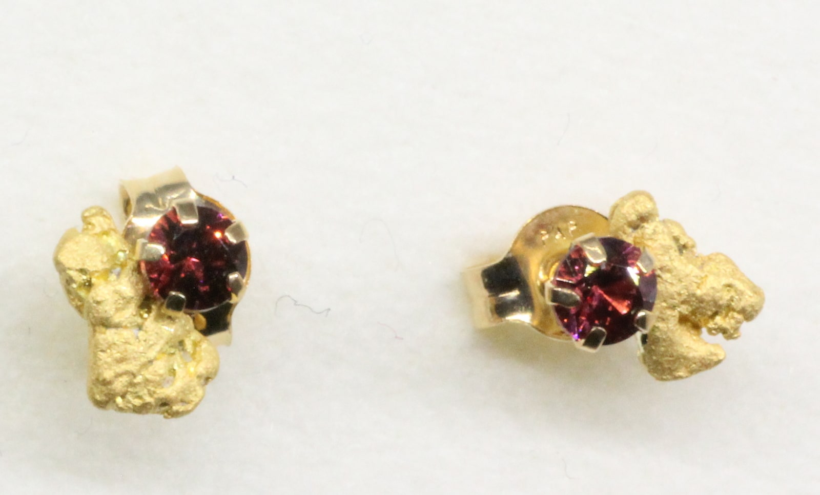 Granaatti korvakorunapit-kultahippu 4ja5mm Lemmenjokikoru