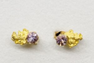 Ametistikorvanapit-kultahippu kultahippu 5x5mm Lemmenjokikoru Alhonen