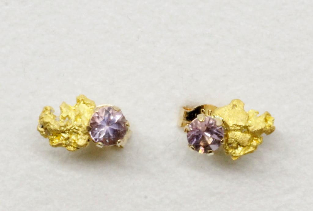 Ametistikorvanapit-kultahippu kultahippu 5x5mm Lemmenjokikoru Alhonen