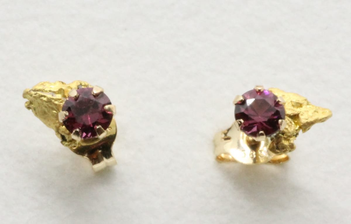 Granaattikorvanapit-kultahippu 4x3mm Lemmenjokikoru