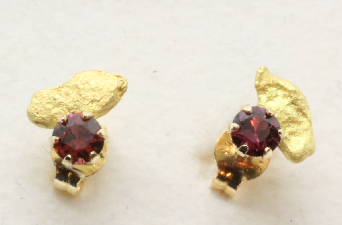 Granaattikorvanapit-kultahippu 4x3mm Lemmenjokikoru