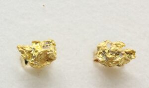 Kultahippu korvakoru napit noin 6mm Lemmenjoki