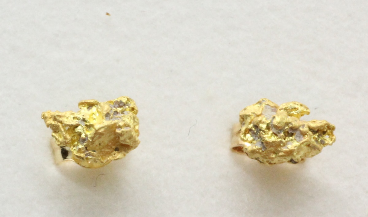 Kultahippu korvakoru napit noin 6mm Lemmenjoki