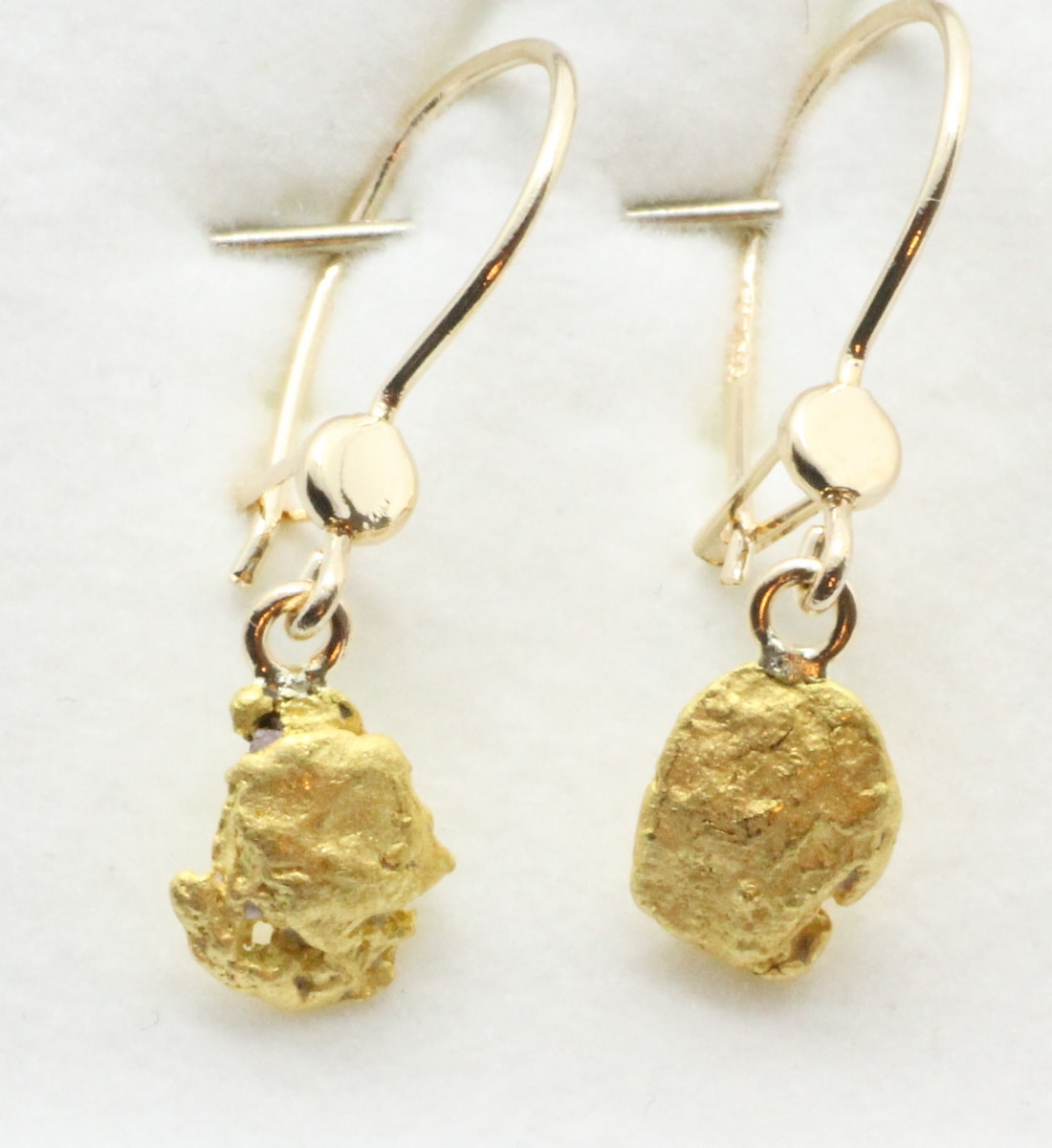 Korvakoruriipukset kultahippu noin 5x6mm Lemmenjokikoru