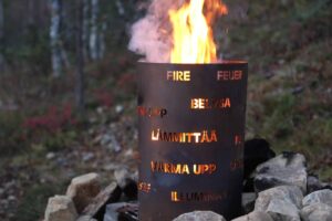 Tulisija ja nuotiokehys Nuotio lämmittää