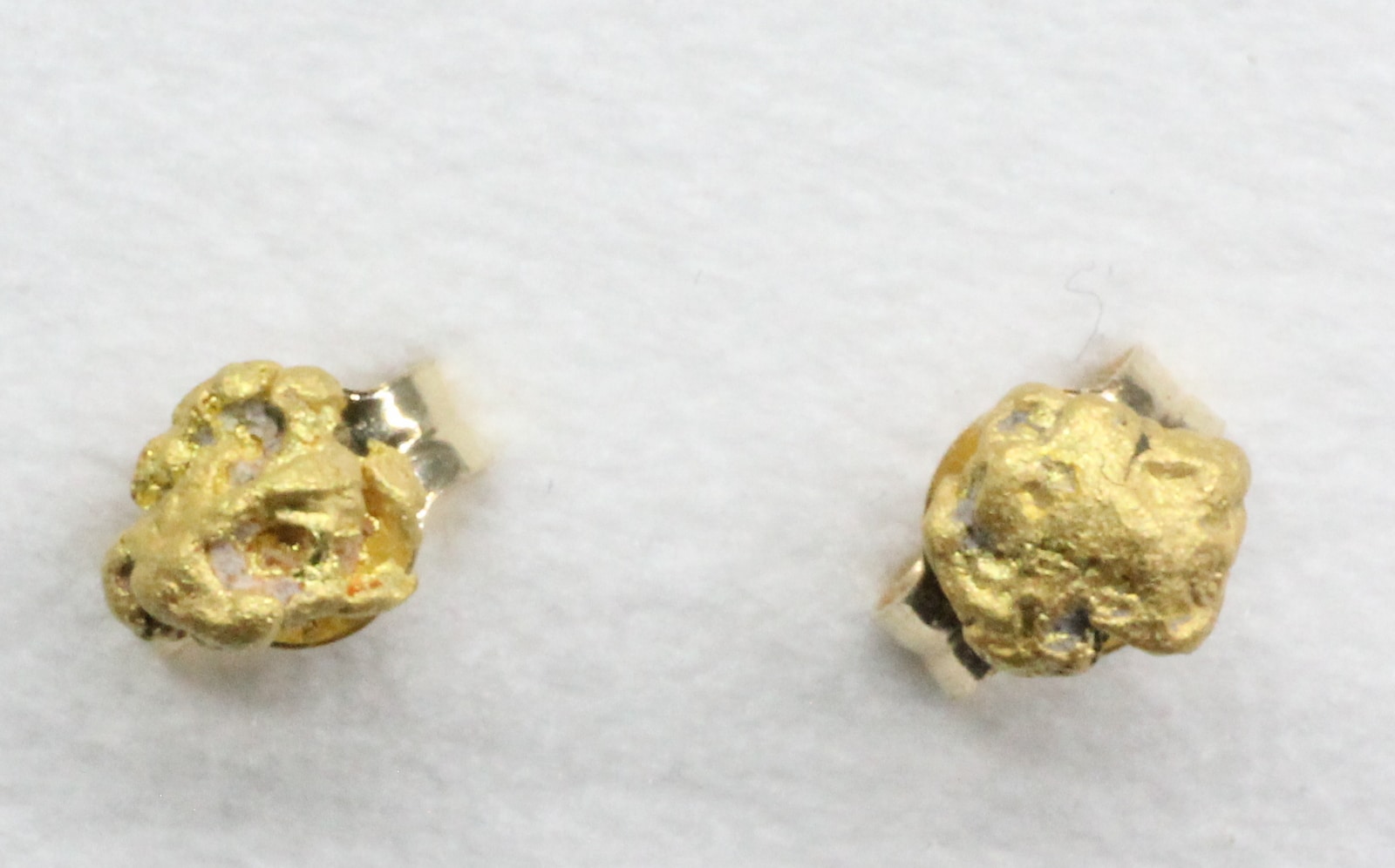 Kultahippu korvakoru napit 4mm Lemmenjoki