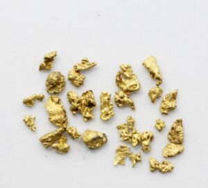 Kultahippuja karkeaa kultaa noin 1.0 g 2-4 mm