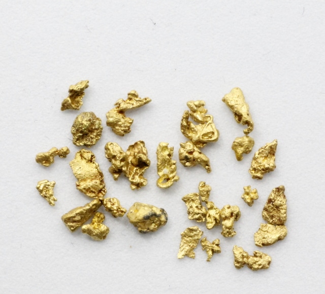 Kultahippuja karkeaa kultaa noin 1.0 g 2-4 mm